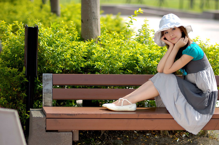 Photoshop调出青绿色的公园女孩照片处理