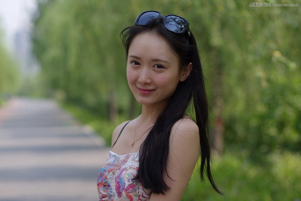 Photoshop调出甜美柔色效果的外景美女照片教程