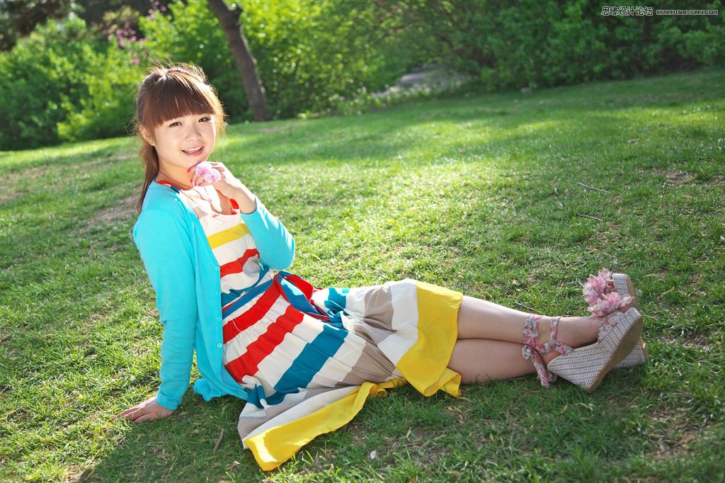Photoshop给外景草地女孩添加柔美逆光效果教程