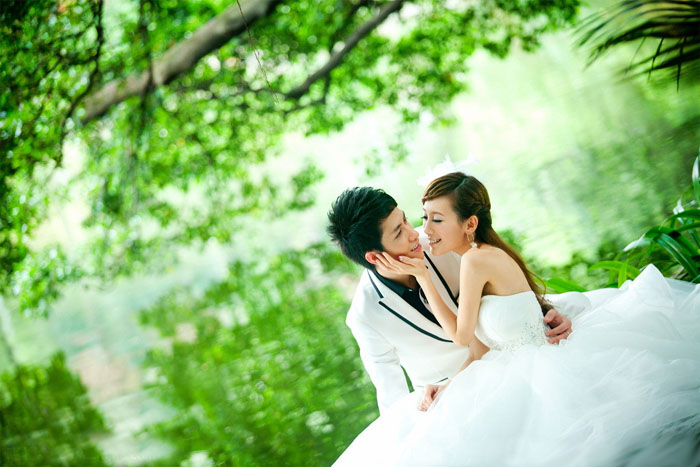 PS调出唯美淡黄色背景的情侣婚纱照片