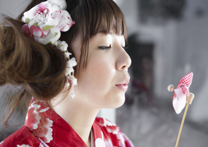 Photoshop调出古典黄灰色室内美女头像图片