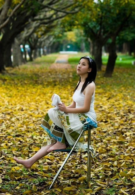 Photoshop调出紫色唯美的树林人物写真图片