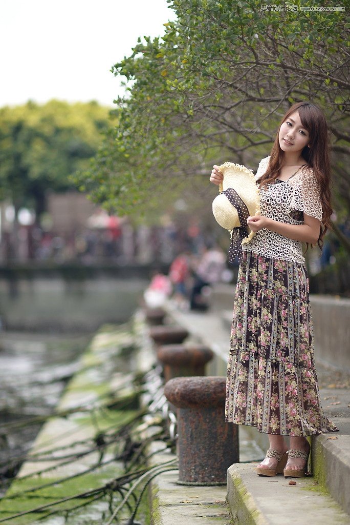 Photoshop调出河道边女孩唯美紫色艺术效果
